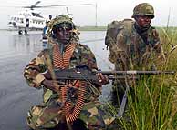 Soldados de la fuerza de pacificacin tras desembarcar en Liberia