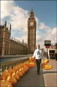 Patos de plstico junto al famoso Big-Ben de Londres, en marzo de 1999. Cuatro aos despus, podran llegar a costas britnicas patos de goma, 'escapados' de un carguero hace ms de 11 aos.