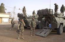 Soldados y blindados espaoles en la base de Diwaniya, en el sur de Irak